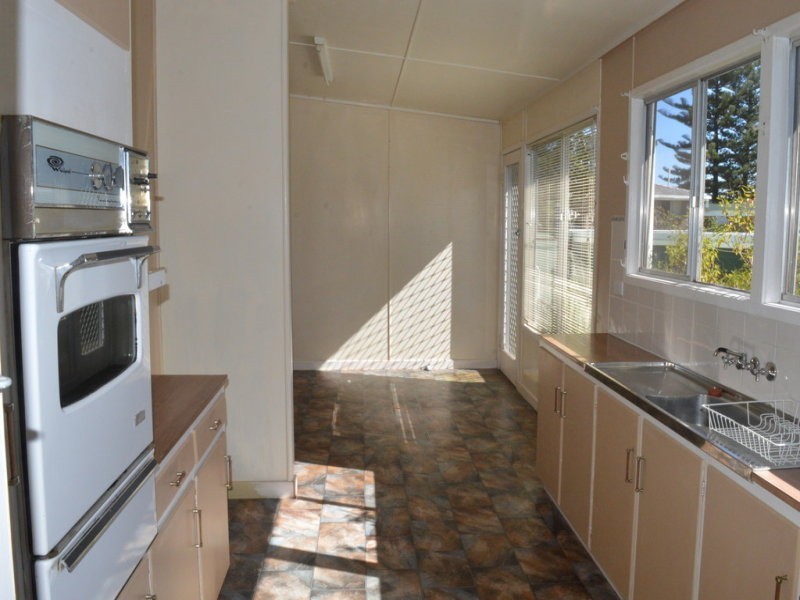 17 Talinga st, Mount Lofty QLD 4350