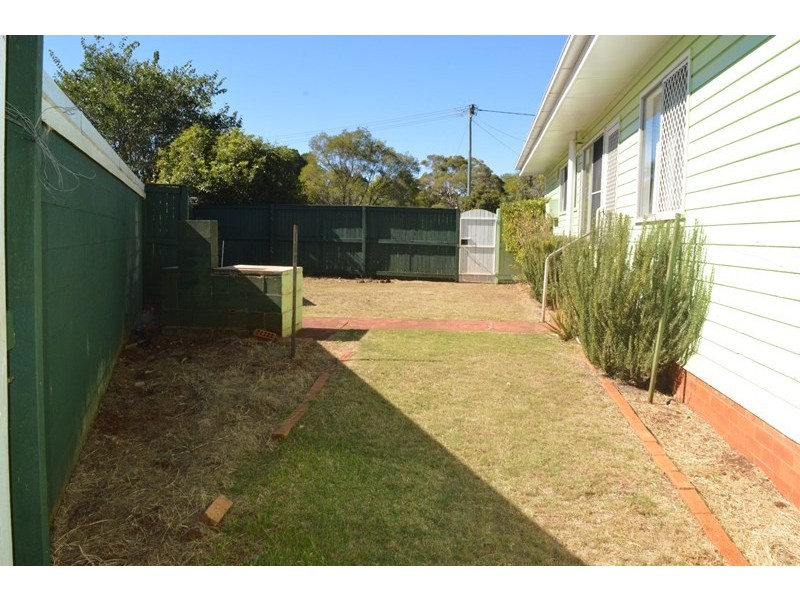 17 Talinga st, Mount Lofty QLD 4350