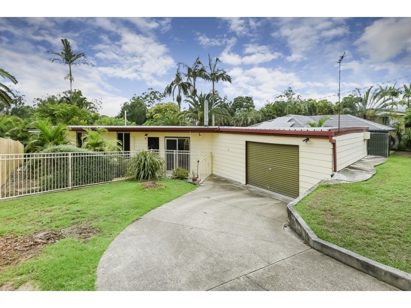 79 Conifer St, Hillcrest QLD 4118