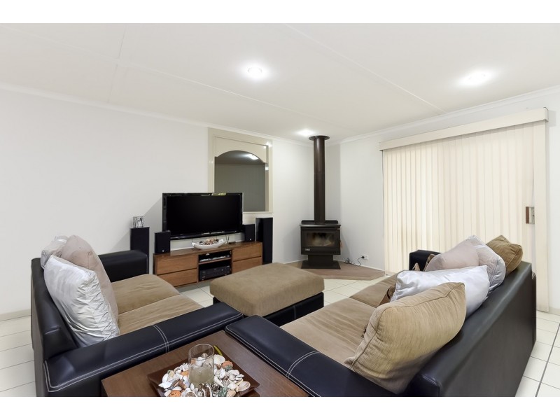 79 Conifer St, Hillcrest QLD 4118