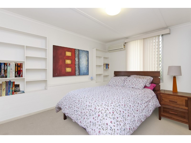 79 Conifer St, Hillcrest QLD 4118