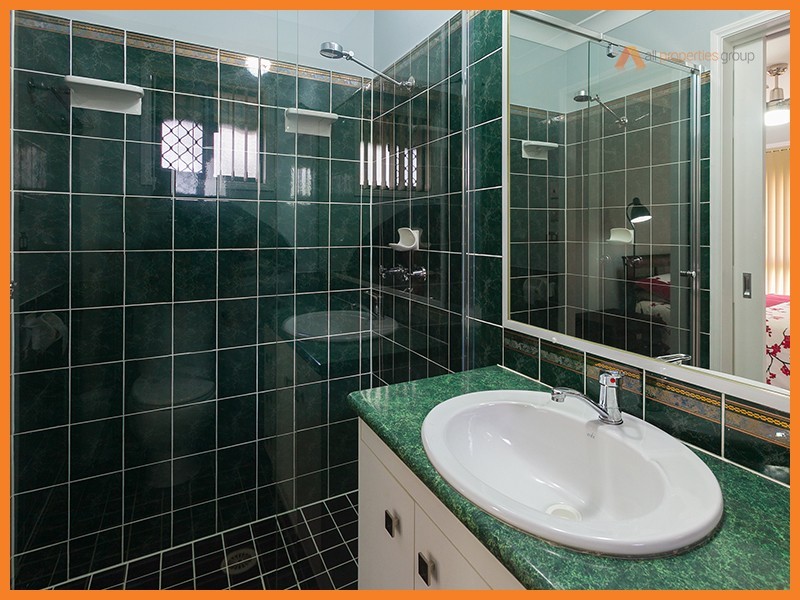 1 Hillview Drive, Hillcrest QLD 4118