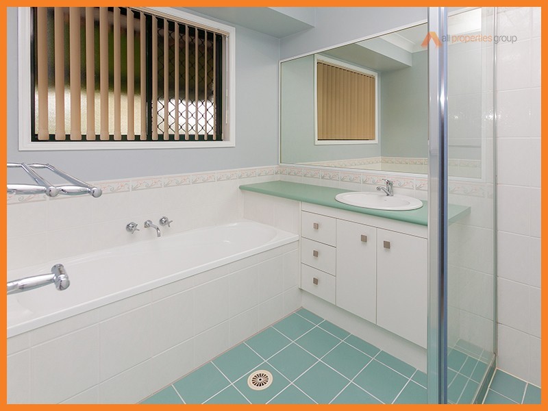 1 Hillview Drive, Hillcrest QLD 4118