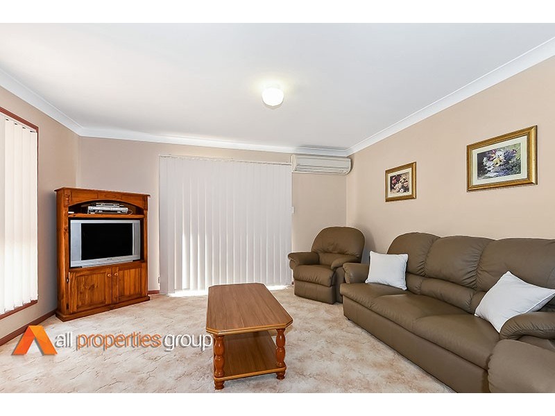 8 BENJAMINA CIRCUIT, Regents Park QLD 4118