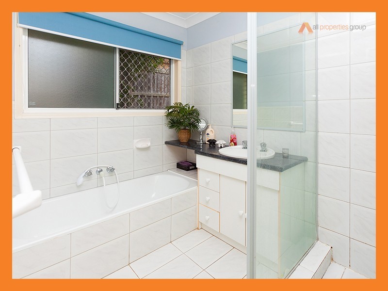 52 Bushland Drive, Regents Park QLD 4118