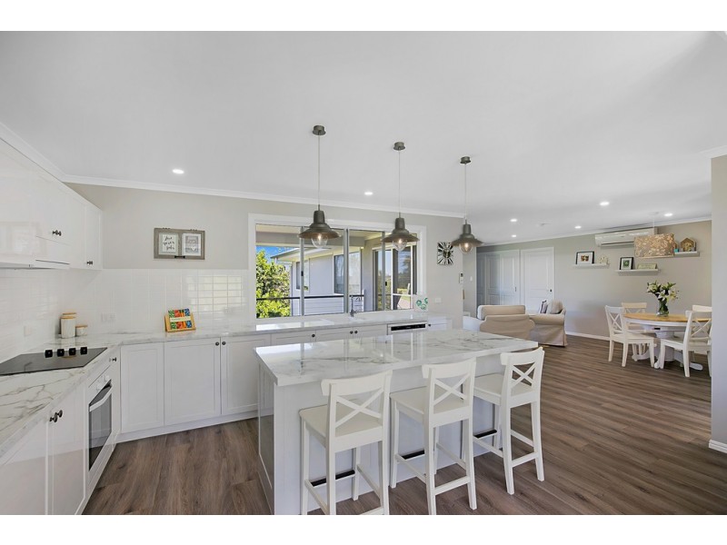 16 Dodson crescent, Mount Kynoch QLD 4350
