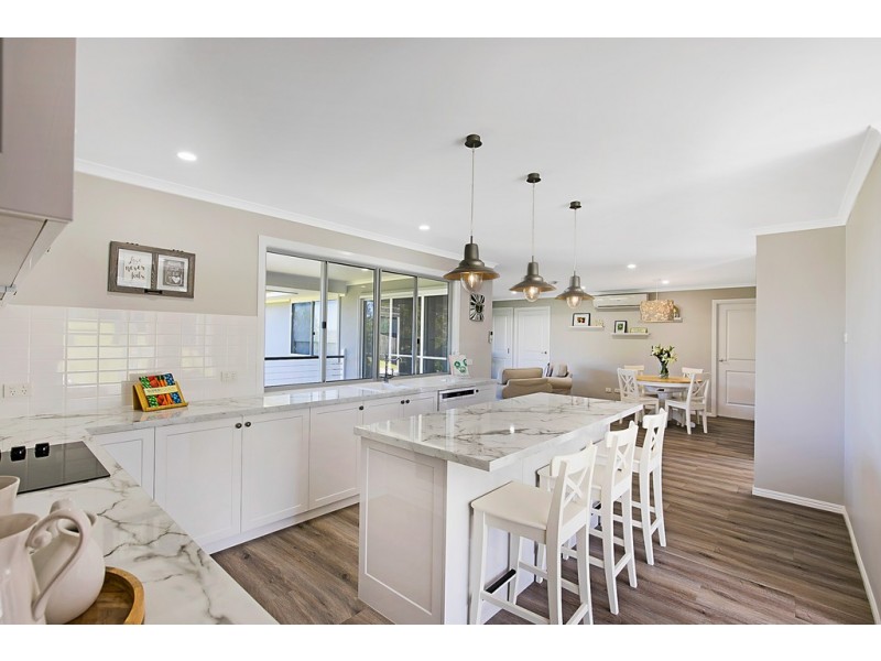 16 Dodson crescent, Mount Kynoch QLD 4350