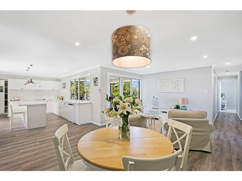 16 Dodson crescent, Mount Kynoch QLD 4350