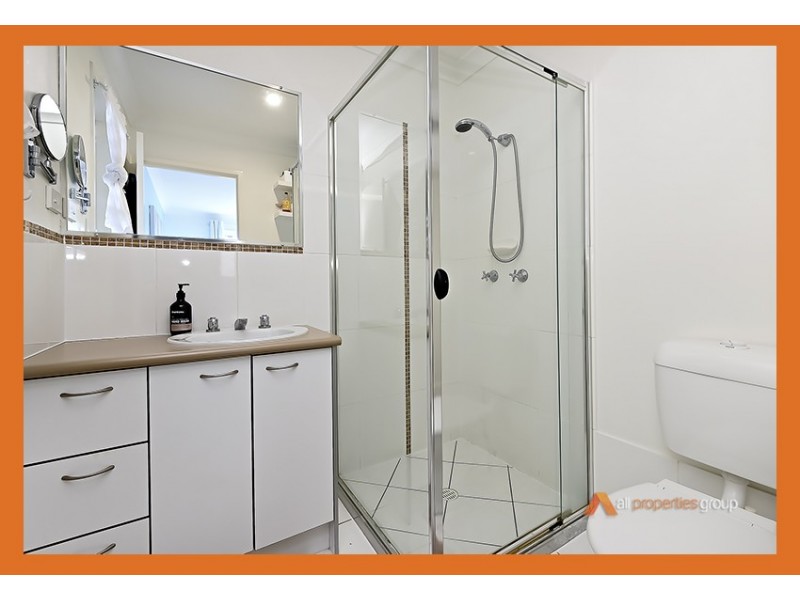 8 RAINBOW CT, Regents Park QLD 4118
