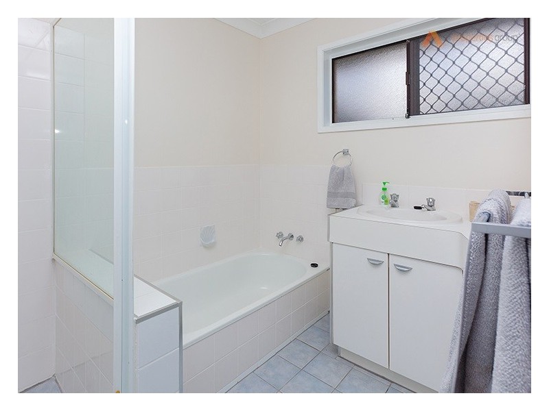 27 Whitcomb Street, Hillcrest QLD 4118