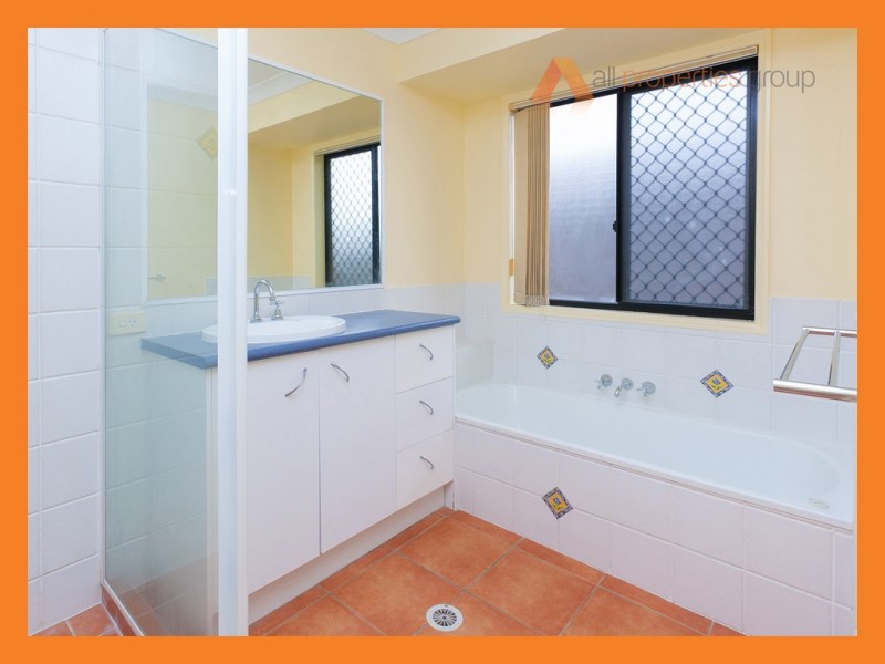 18 HALDHAM CRES, Regents Park QLD 4118