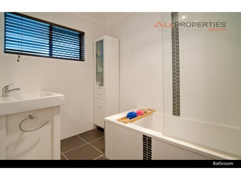 8 Sweetgum Street, Hillcrest QLD 4118