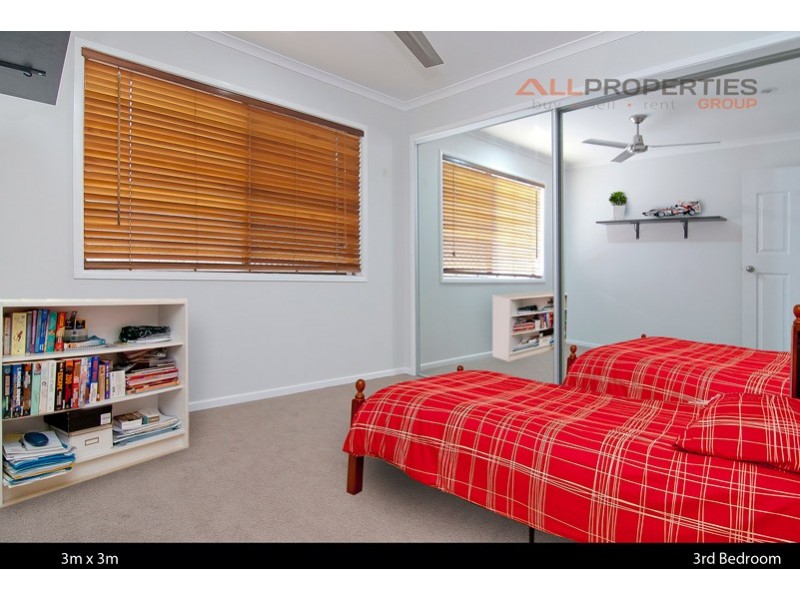 8 Sweetgum Street, Hillcrest QLD 4118