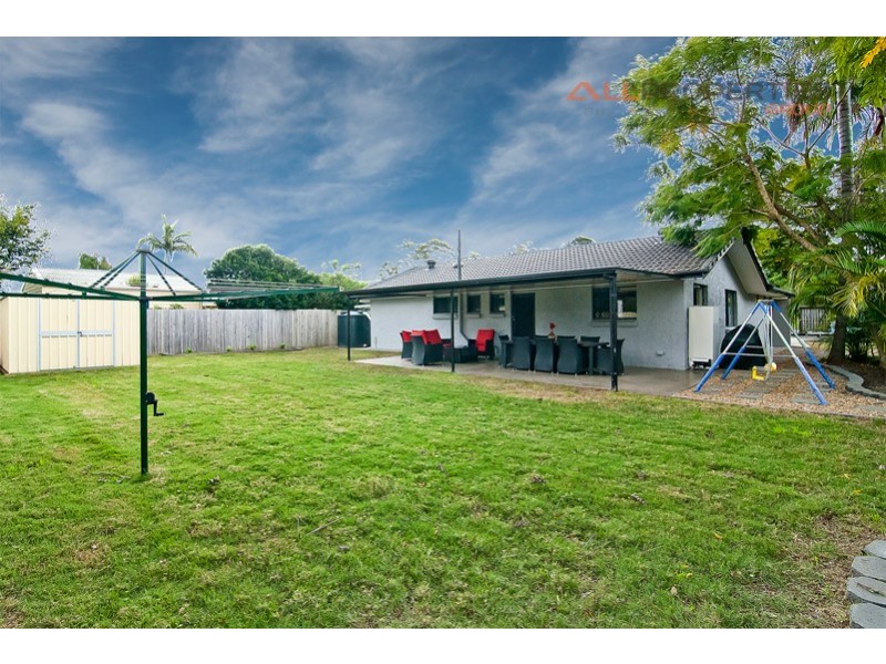 8 Sweetgum Street, Hillcrest QLD 4118