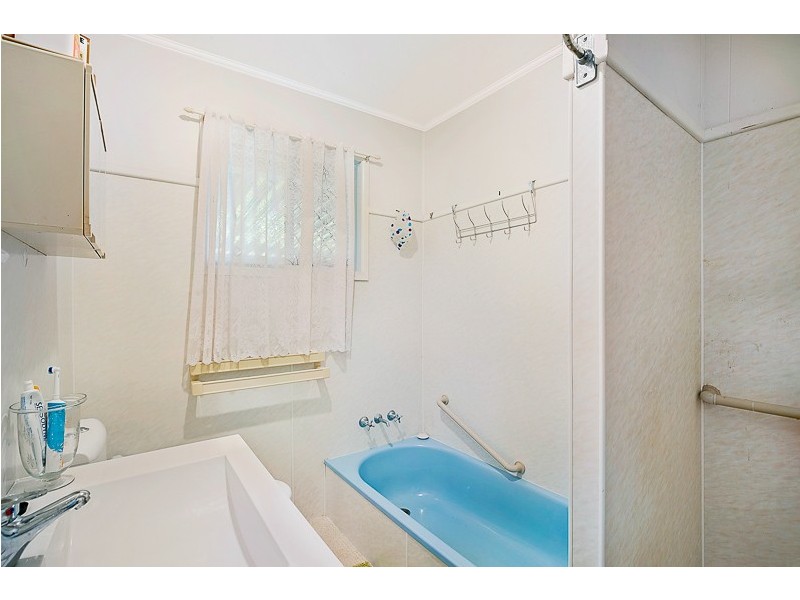 6 Amos Crescent, Mount Lofty QLD 4350