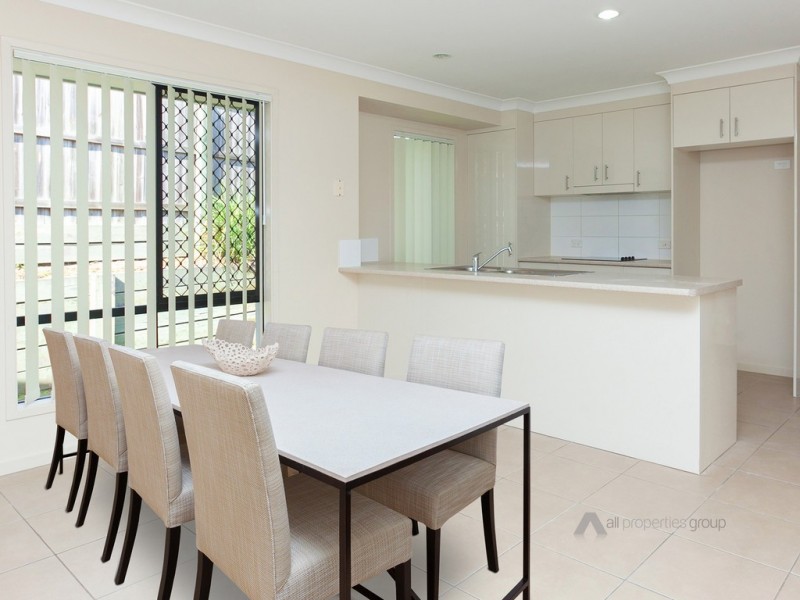 30 Lachlan Lane, Hillcrest QLD 4118