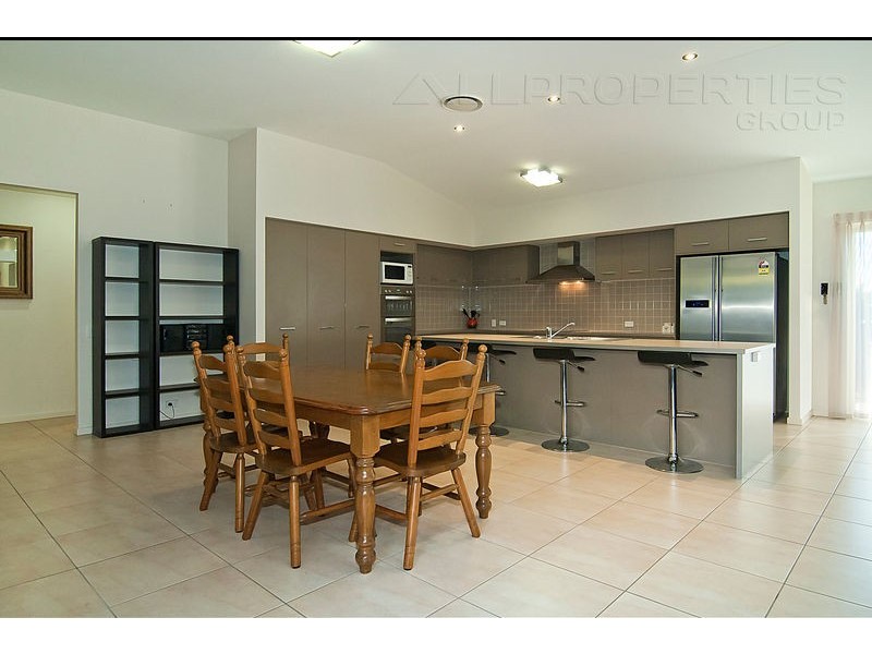 15 Rowan Street, Heathwood QLD 4110