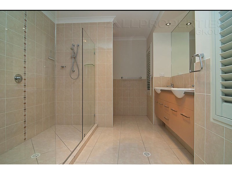 15 Rowan Street, Heathwood QLD 4110