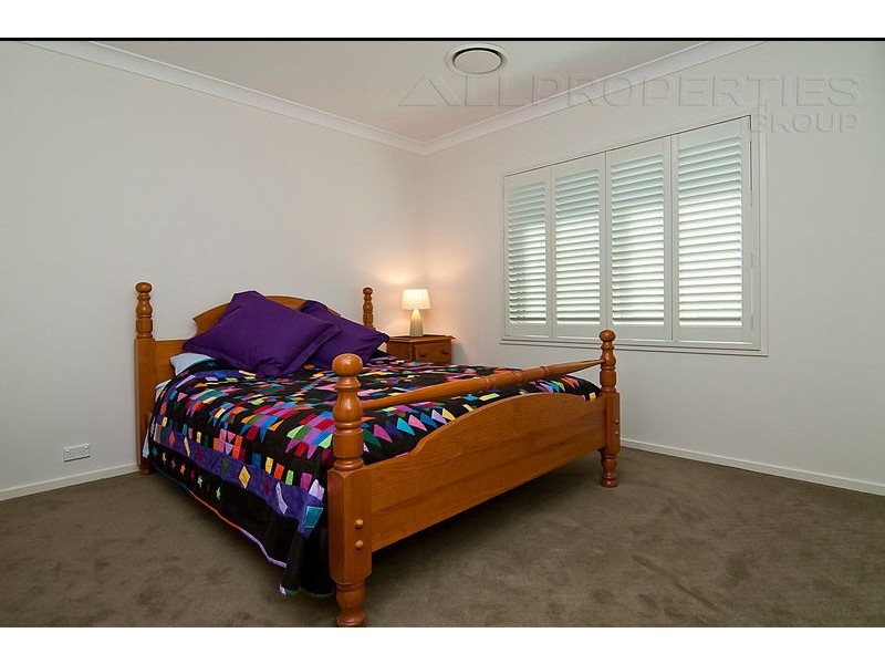 15 Rowan Street, Heathwood QLD 4110