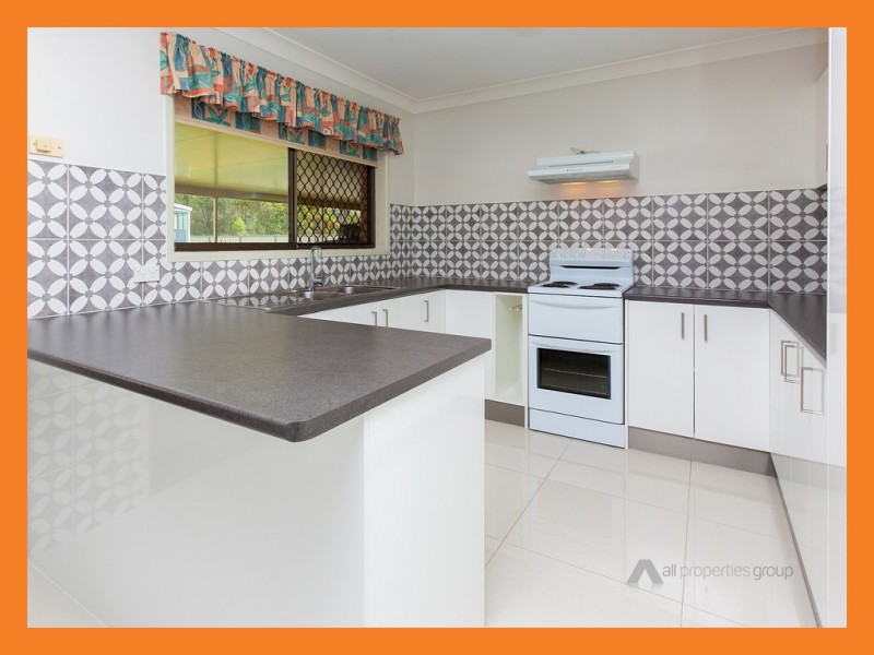 4 Pine Street, Hillcrest QLD 4118