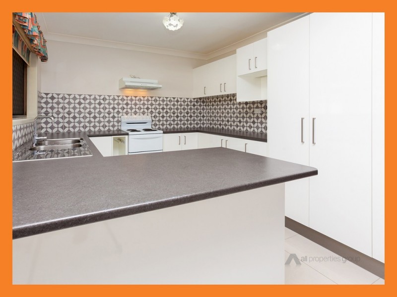 4 Pine Street, Hillcrest QLD 4118