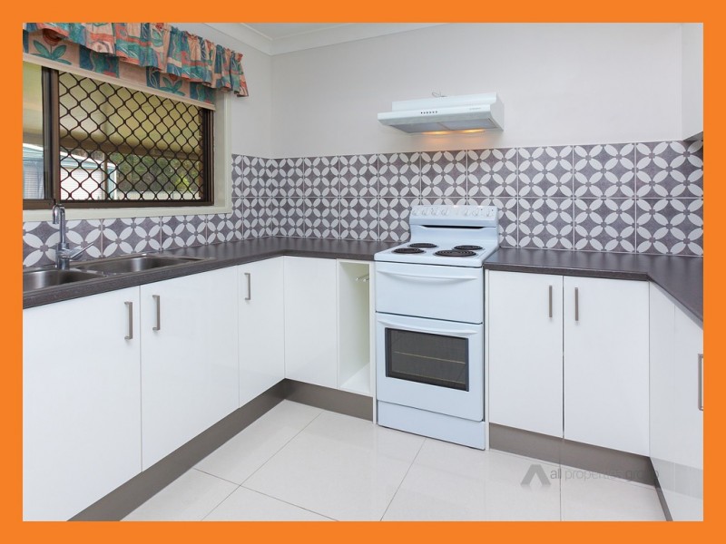 4 Pine Street, Hillcrest QLD 4118