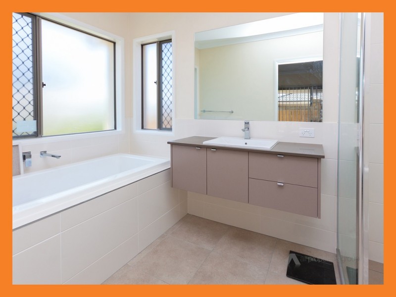 32 Regal Close, Heathwood QLD 4110