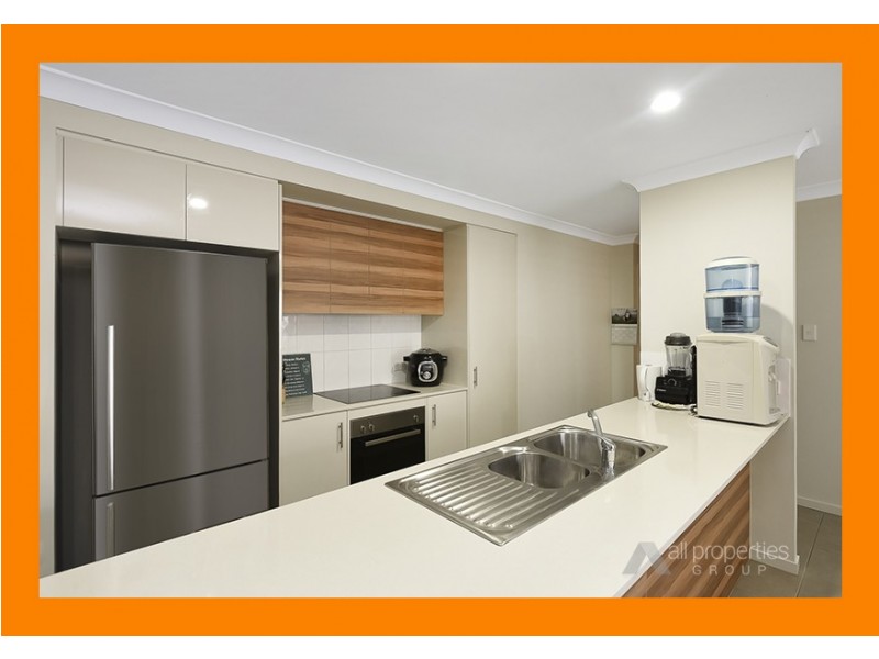 8 Lachlan Lane, Hillcrest QLD 4118
