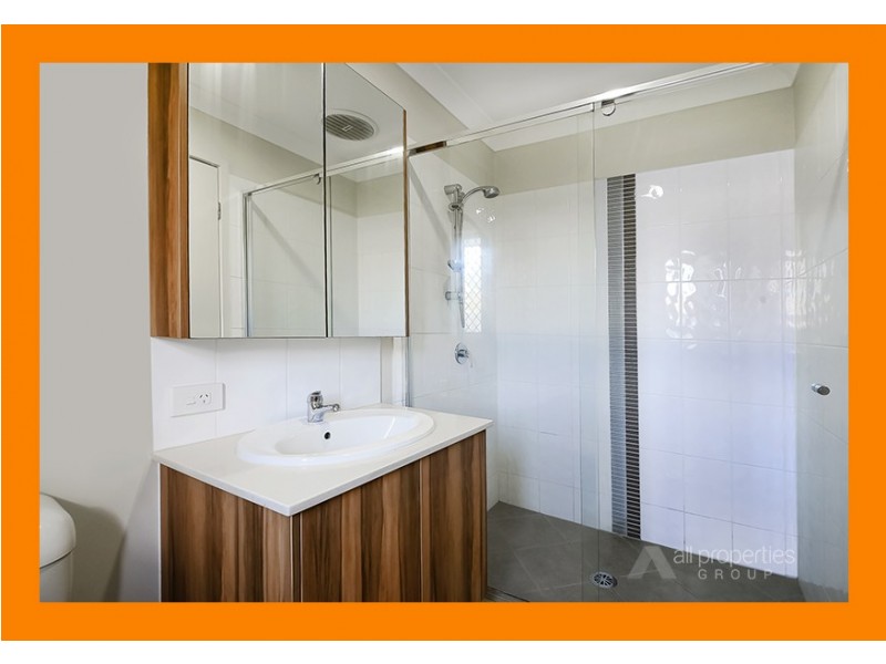 8 Lachlan Lane, Hillcrest QLD 4118