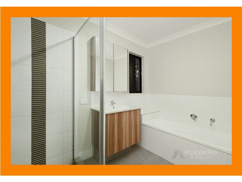 8 Lachlan Lane, Hillcrest QLD 4118