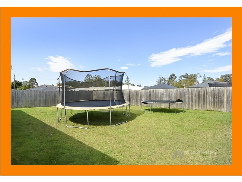 8 Lachlan Lane, Hillcrest QLD 4118