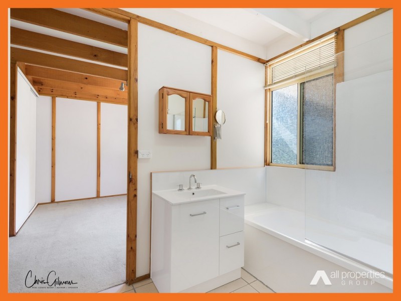 6 Learmonth Ct, Hillcrest QLD 4118