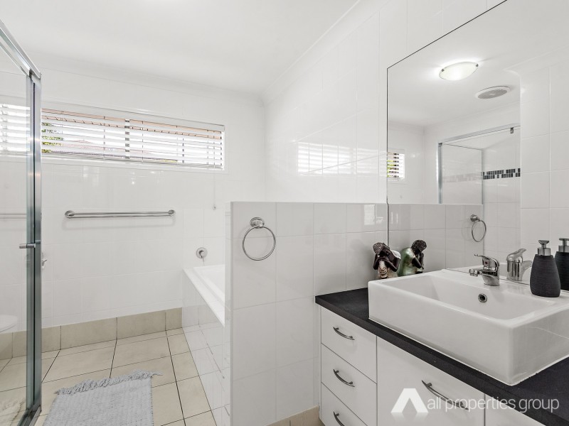 27 Sandalwood Street, Heathwood QLD 4110