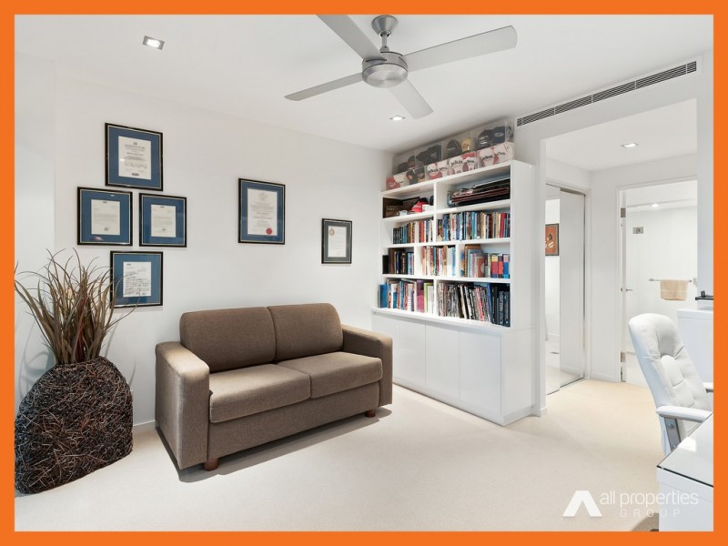 26701/2 Ephraim Island, Paradise Point QLD 4216