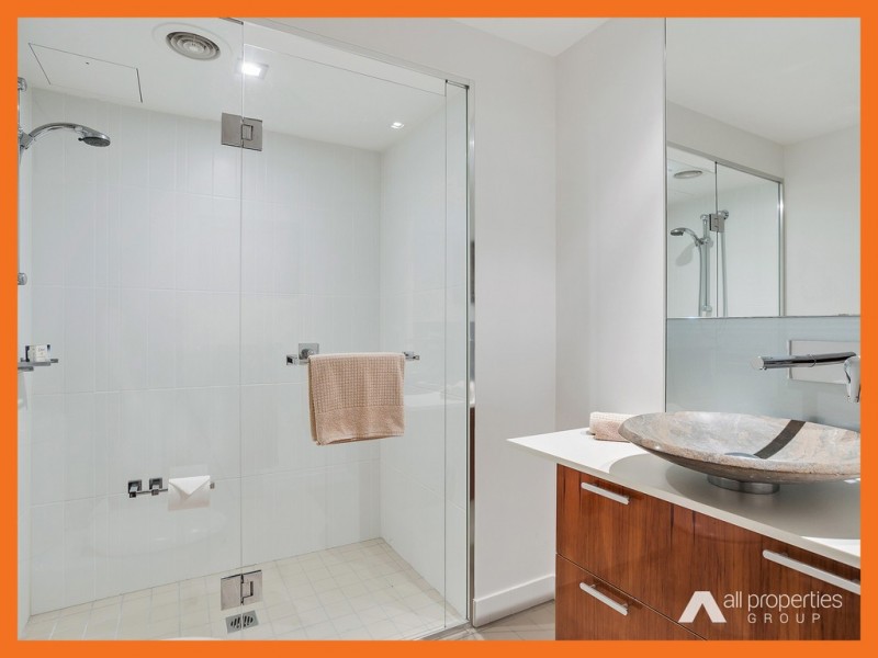 26701/2 Ephraim Island, Paradise Point QLD 4216