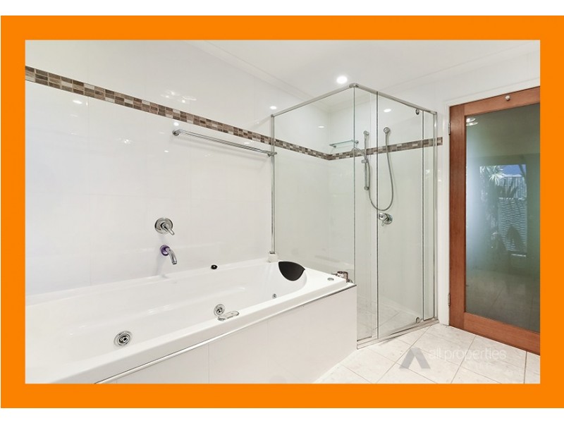 9 Pimaga place, Runaway Bay QLD 4216