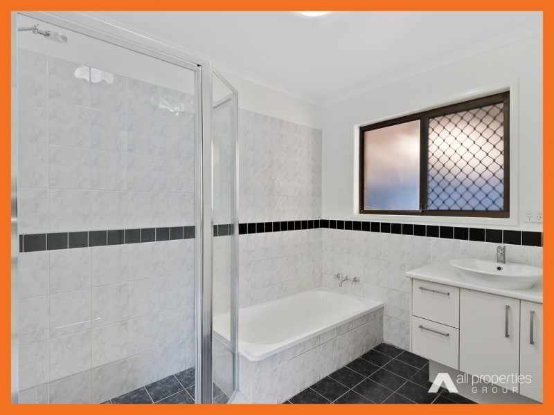 4 Lichen Ct, Regents Park QLD 4118