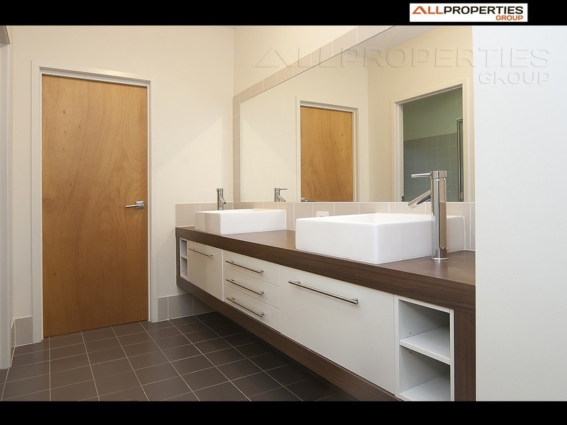 7 Nexus Close, Edens Landing QLD 4207