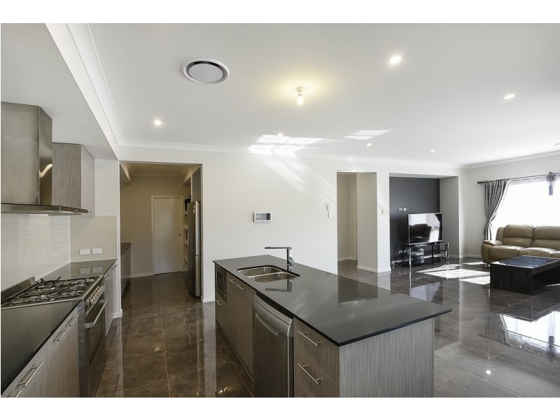 12 Penda Crescent, Pallara QLD 4110