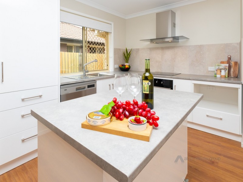 2 Park Close, Hillcrest QLD 4118