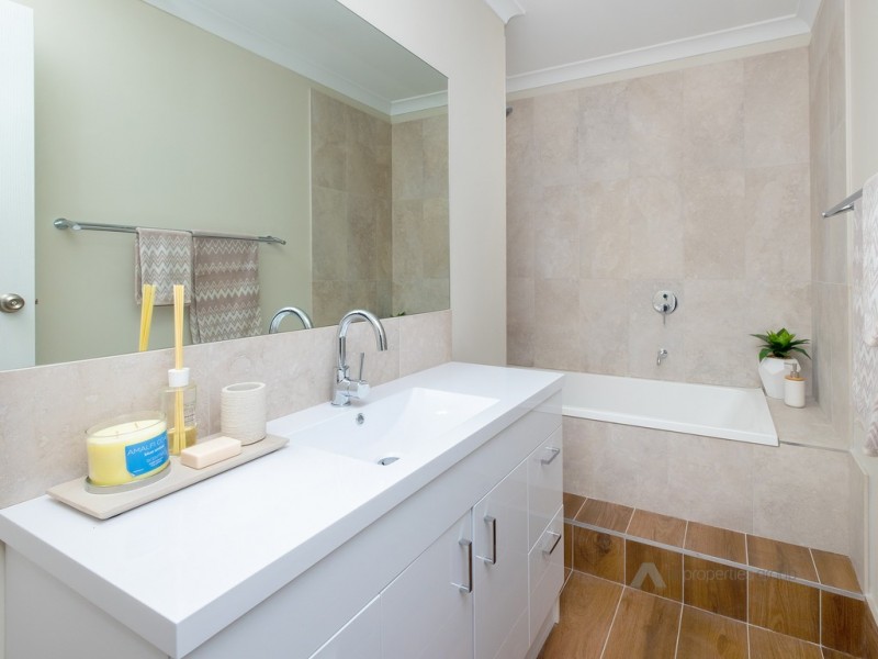 2 Park Close, Hillcrest QLD 4118