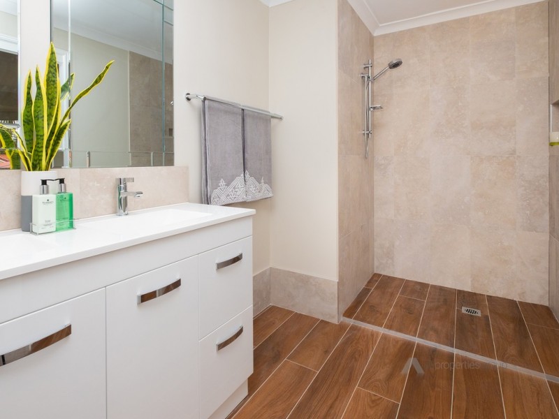 2 Park Close, Hillcrest QLD 4118