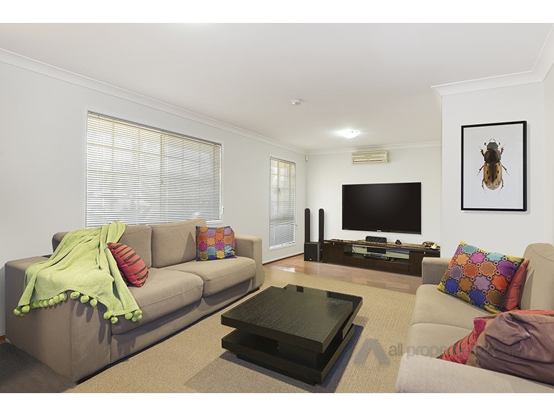 4 PANDANUS CT, Regents Park QLD 4118