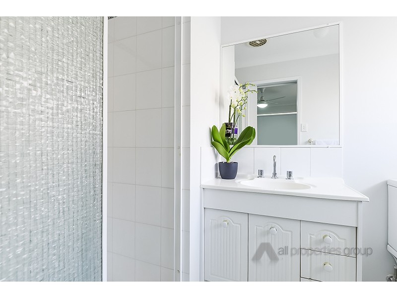 4 PANDANUS CT, Regents Park QLD 4118