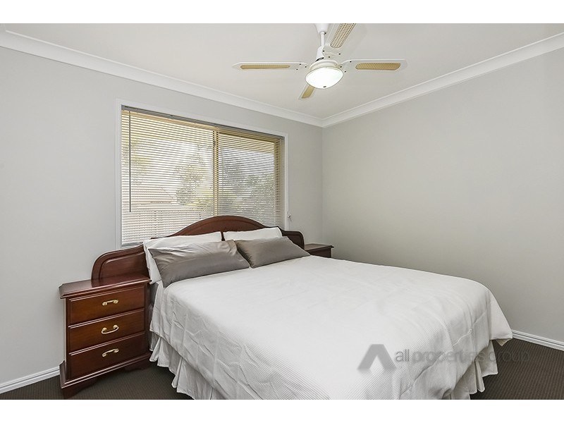 4 PANDANUS CT, Regents Park QLD 4118