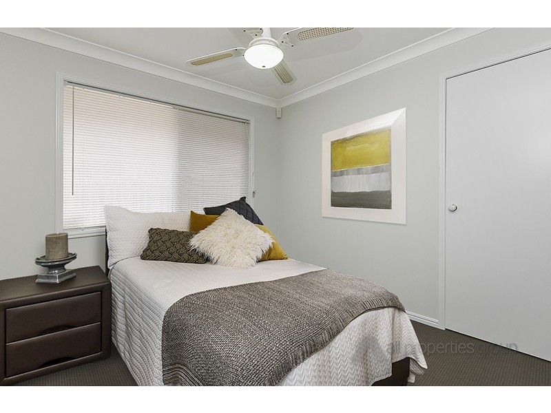 4 PANDANUS CT, Regents Park QLD 4118