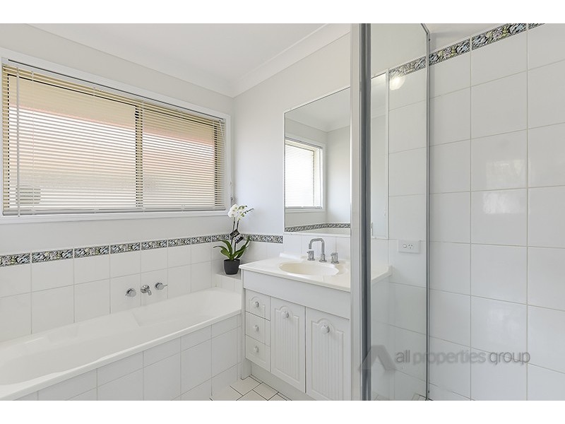 4 PANDANUS CT, Regents Park QLD 4118