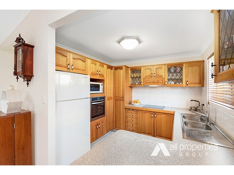 4 SILVERASH CT, Regents Park QLD 4118