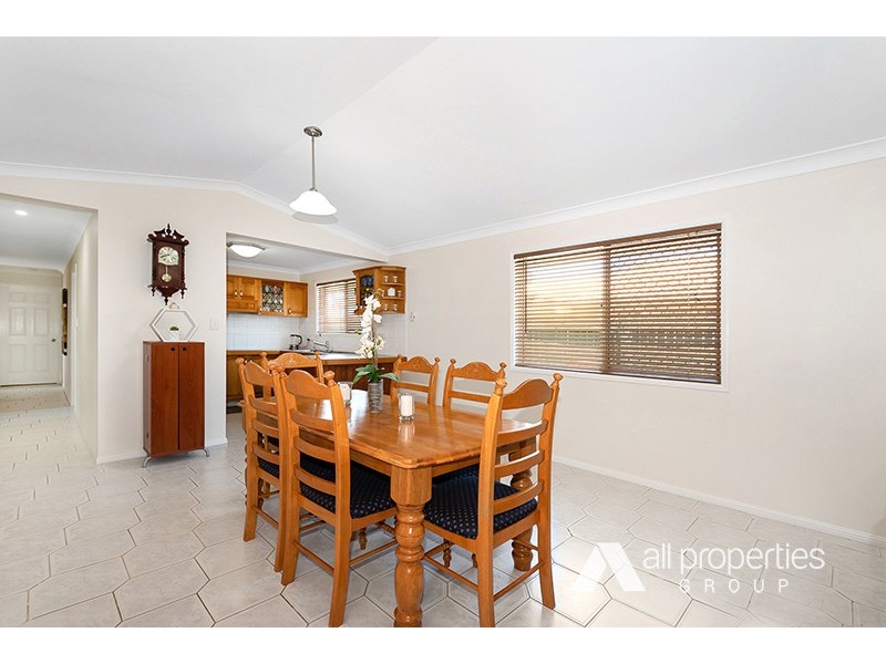 4 SILVERASH CT, Regents Park QLD 4118