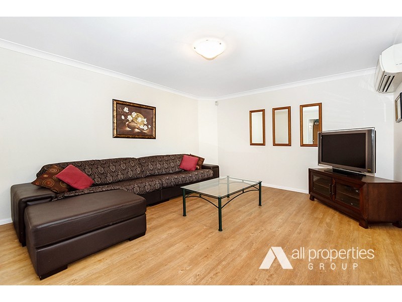 4 SILVERASH CT, Regents Park QLD 4118